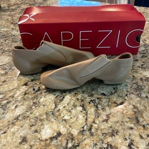 New in box Capezio EJ2 jazz shoes 4W